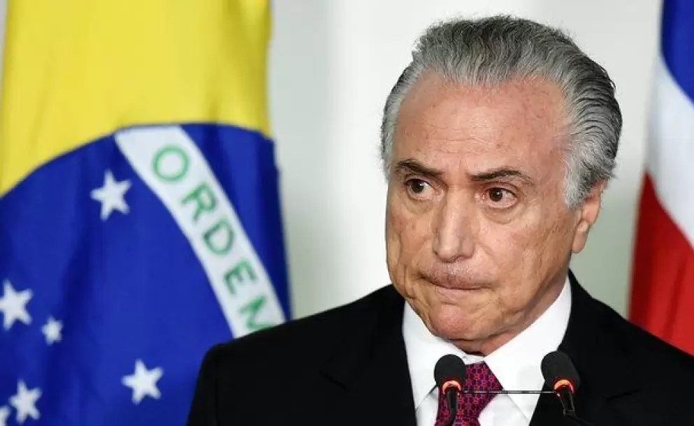 Temer-firma-notificacion-como-presidente-interino-de-Brasil-003