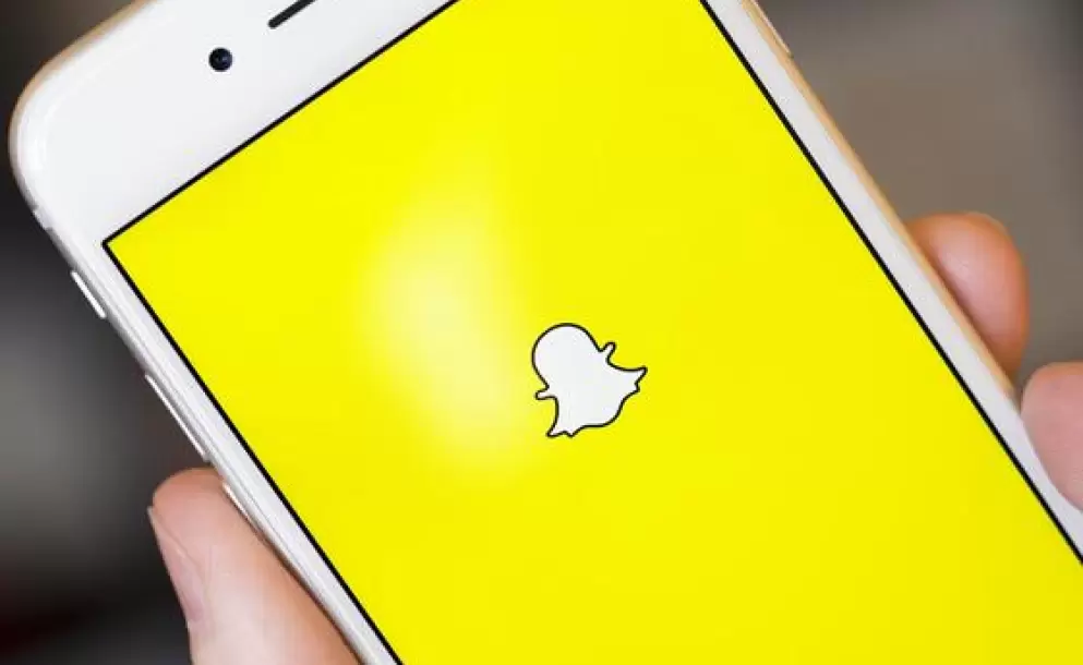 rs_560x420-150909113525-snapchat-splash-iphone6-hero