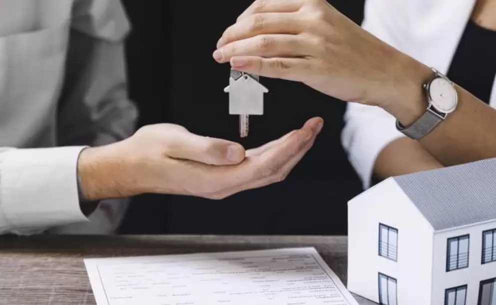 agente-de-cultivo-dando-nueva-clave-de-apartamento_23-2147764175