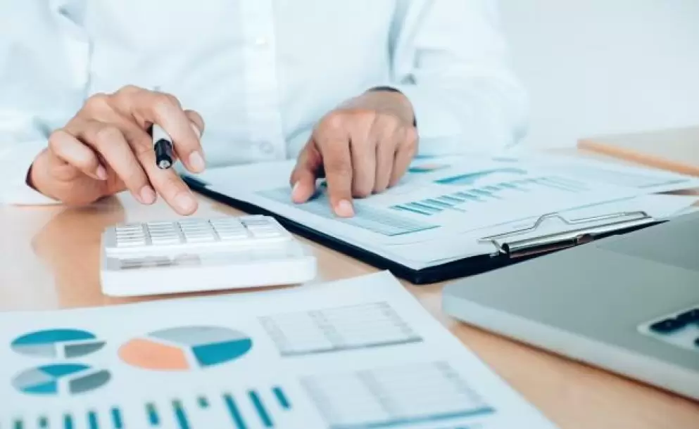 concepto-de-economia-de-ahorro-de-finanzas-contadora-o-calculadora-de-uso-bancario_1421-89