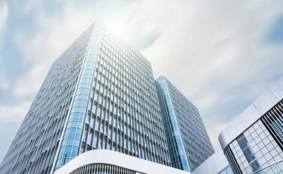 edificio-gigante-con-el-sol-encima_1127-400
