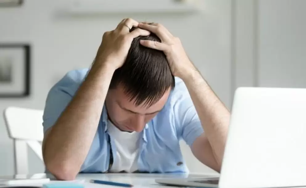 retrato-hombre-que-agarra-su-cabeza-desesperacion-cerca-computadora-portatil_1163-2107