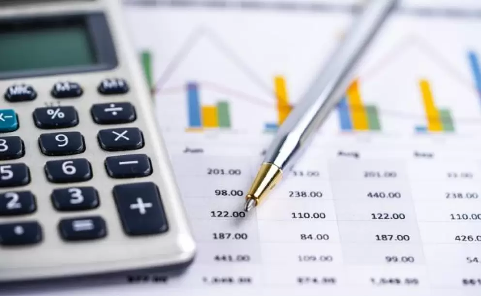 calculadora-tablas-graficos-papel-hoja-calculo-finanzas-cuenta-estadisticas-negocios_39768-585