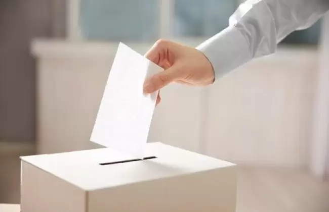 persona-metiendo-su-voto-en-una-urna