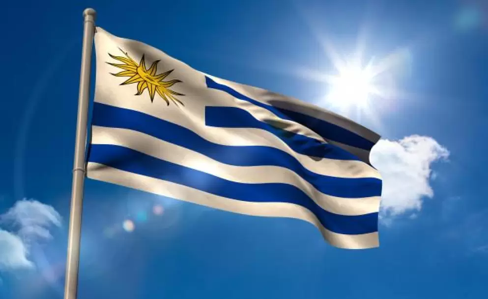 bandera-nacional-uruguaya-asta-bandera_13339-297914