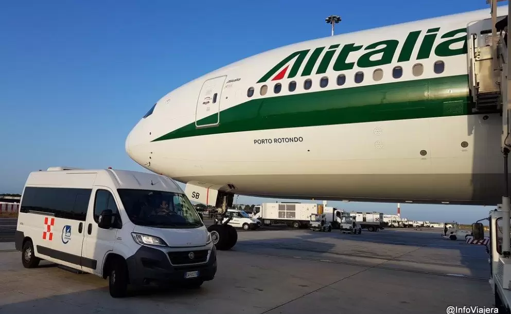 Vuelo_Alitalia_EZE_FCO_2017.07_Avion_Boeing_777_EI-ISB_Frente