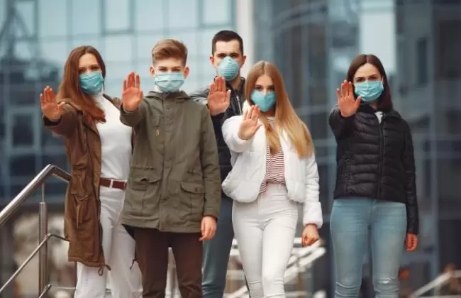 personas-que-usan-mascaras-protectoras-muestran-senales-alto-manos_1157-31391