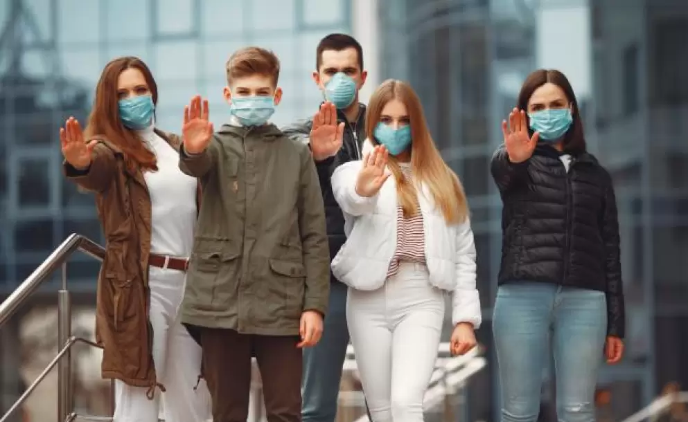 personas-que-usan-mascaras-protectoras-muestran-senales-alto-manos_1157-31391