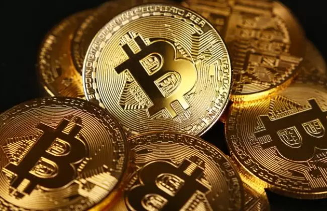 monedas-fisicas-oro-bitcoin-aisladas-sobre-fondo-negro_273651-8