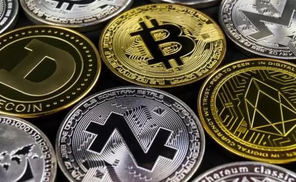 muchas-monedas-criptomonedas-encuentran-superficie-oscura_76963-421