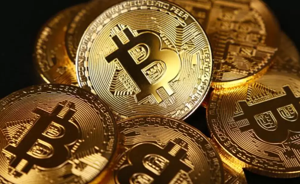 monedas-fisicas-oro-bitcoin-aisladas-sobre-fondo-negro_273651-8