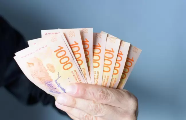 hand-holding-thousand-banknotes-on-white-background