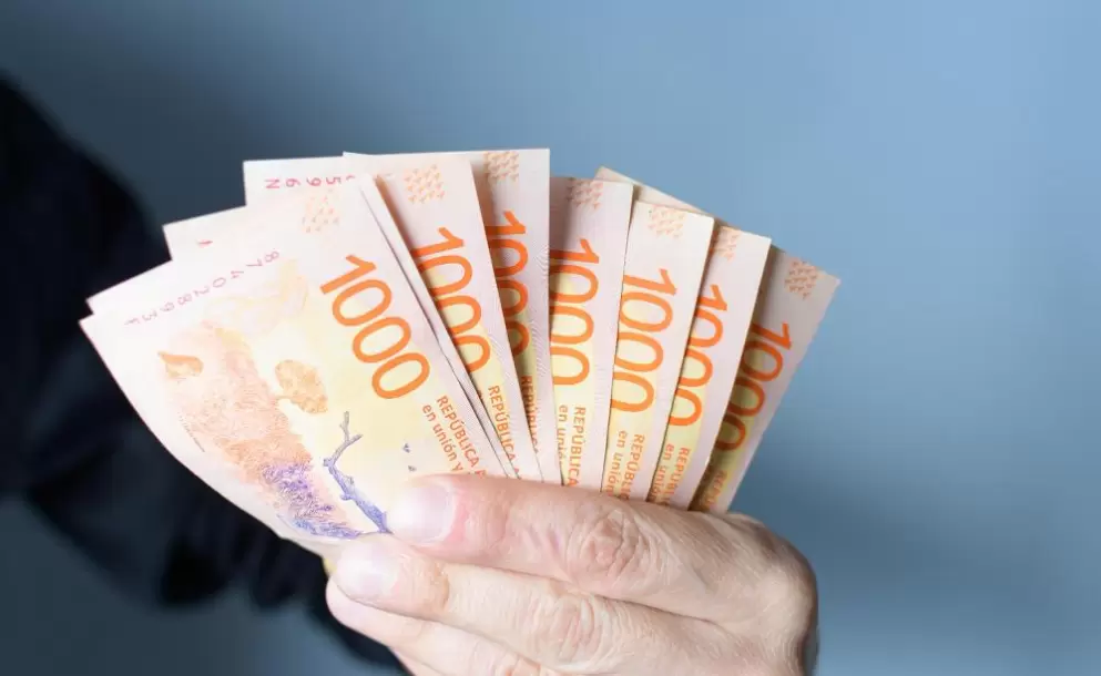 hand-holding-thousand-banknotes-on-white-background