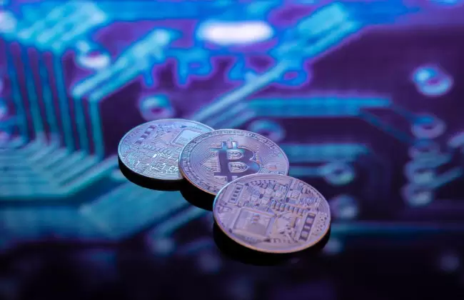 bitcoin-gold-silver-and-copper-coins-and-defocused-printed-circuit-background-virtual-cryptocurrency-concept