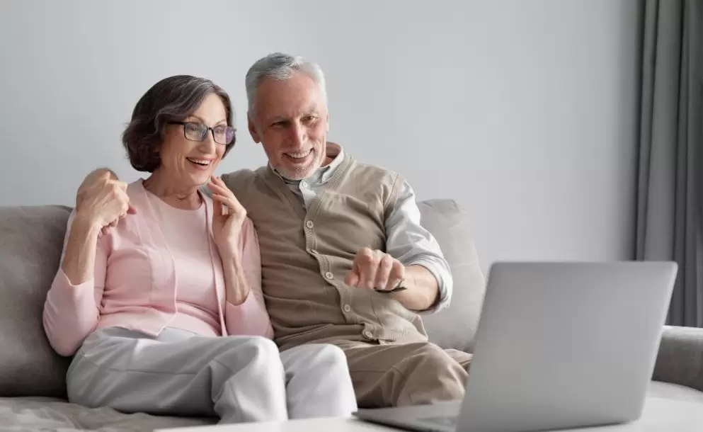 pareja-senior-tiro-medio-portatil