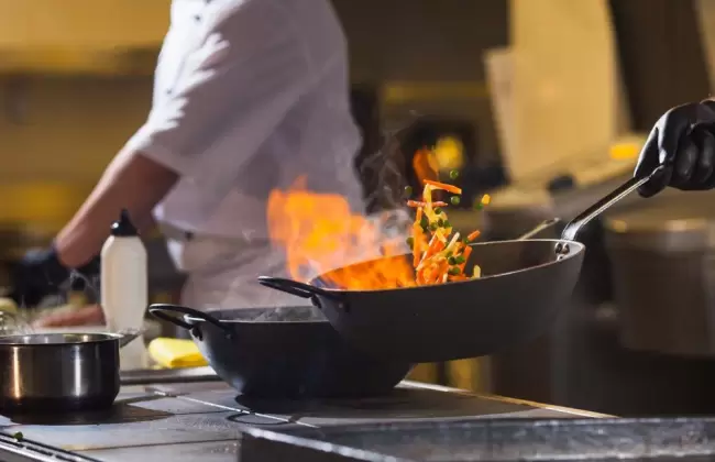 cocinero-haciendo-cena-cocina-restaurante-alta-gama