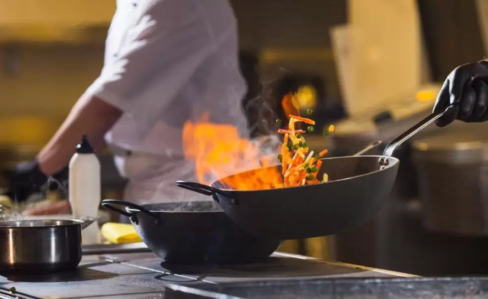 cocinero-haciendo-cena-cocina-restaurante-alta-gama