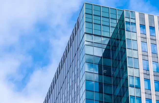 edificio-oficinas-arquitectura-hermosa-forma-ventana-vidrio