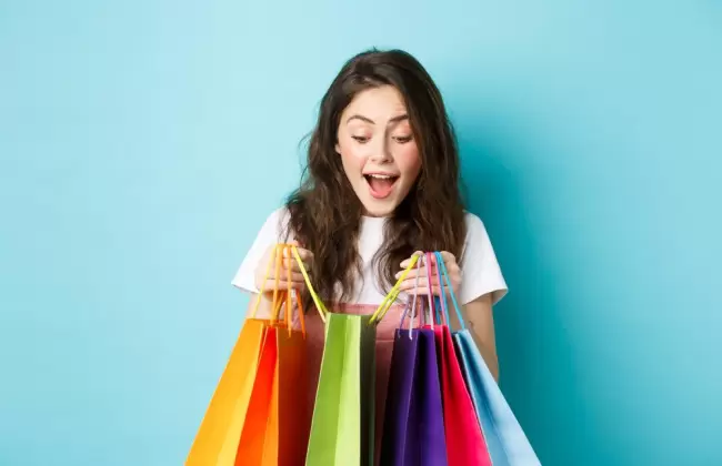 imagen-mujer-joven-feliz-monton-bolsas-compra-comprando-cosas-descuentos-primavera-pie-sobre-fondo-azul