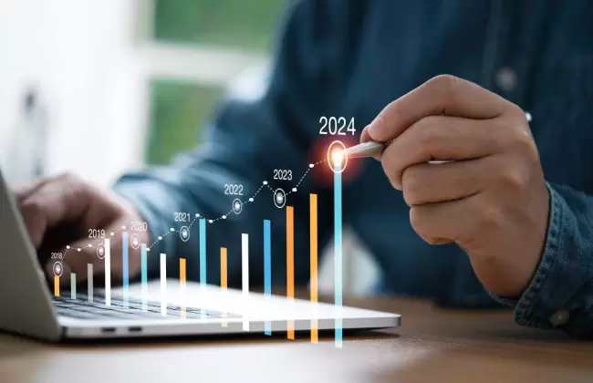 hombre-negocios-usa-boligrafo-electronico-que-escribe-grafico-colorido-ascendente-2023-2024-ano-planificacion-empresarial-concepto-crecimiento-inversi