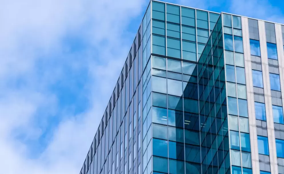 edificio-oficinas-arquitectura-hermosa-forma-ventana-vidrio