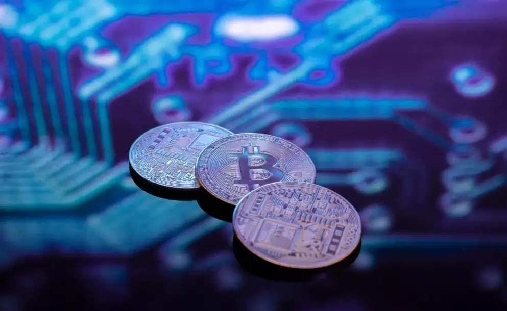 bitcoin-gold-silver-and-copper-coins-and-defocused-printed-circuit-background-virtual-cryptocurrency-concept