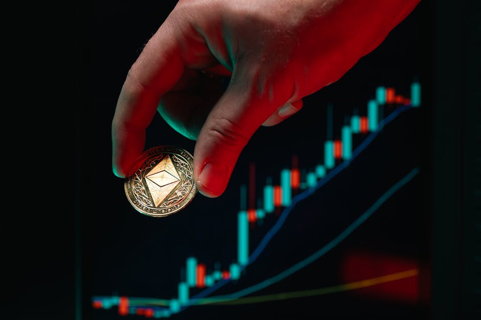 Una mano que sostiene una moneda Ethereum frente a un grfico de mercado de valores en ascenso, lo que simboliza el crecimiento de la criptomoneda.