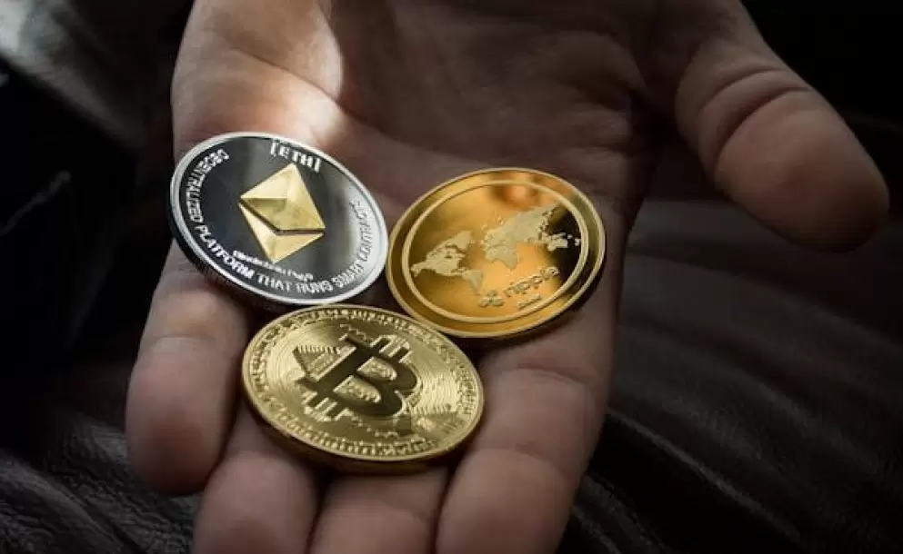 Foto En Primer Plano De Tres Monedas Redondas En La Palma De La Persona