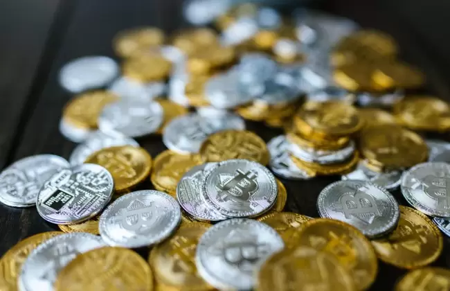 Foto En Primer Plano De Tres Monedas Redondas En La Palma De La Persona