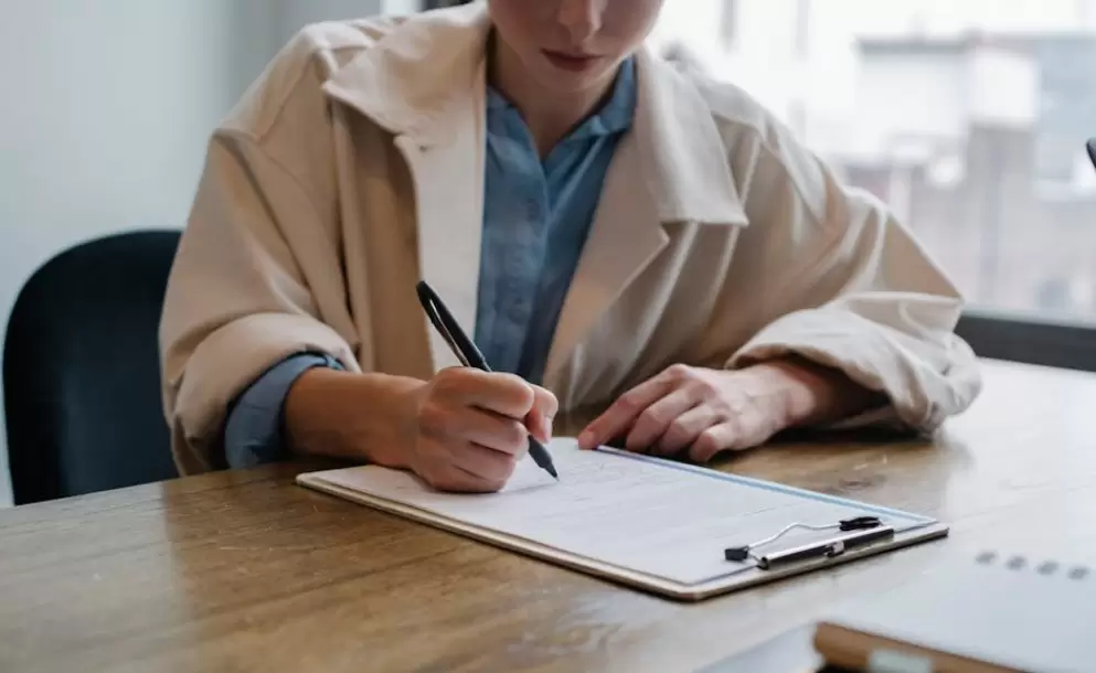Mujer Enfocada Escribiendo En Portapapeles Mientras Contrata Candidato