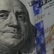 Dlares que escasean, pesos que sobran: el dilema que redefine las inversiones antes de las elecciones