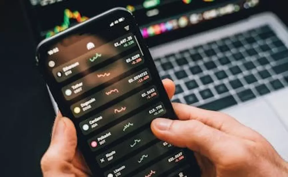 Persona Sosteniendo Un Teléfono Inteligente