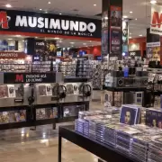 tienda musimundo al anochecer urbano