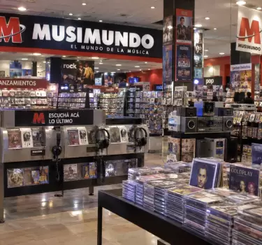 tienda musimundo al anochecer urbano