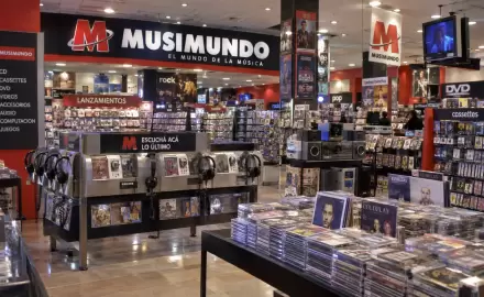 tienda musimundo al anochecer urbano