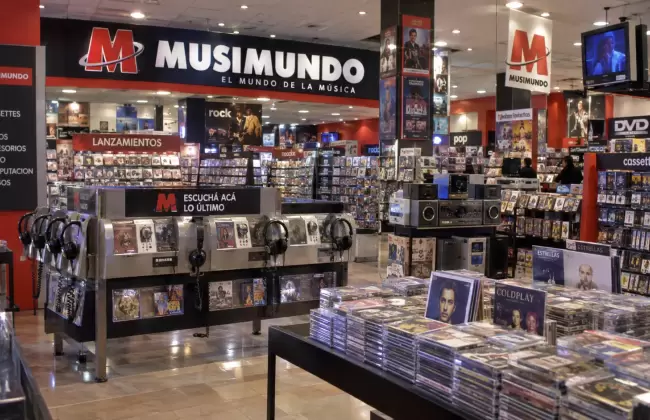 tienda musimundo al anochecer urbano